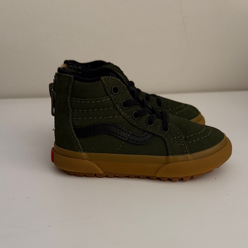 NWOT Toddlers Vans Kids MTE Sk8-Hi Zip shoes